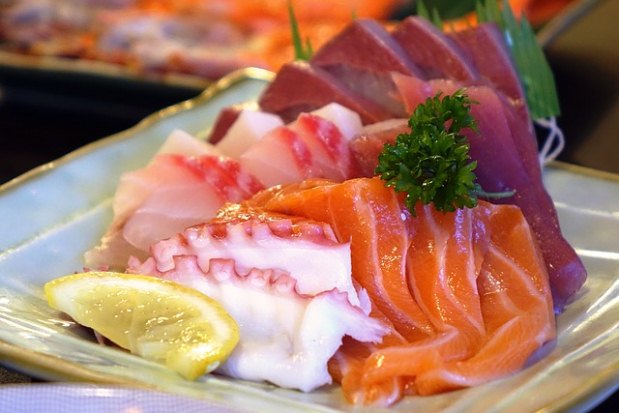 O sashimi  um dos pratos japoneses mais consumidos no Brasil, e o tipo mais comum  feito com fatias de peixe cru. Sabia que o salmo pode conter ovos de uma espcie de verme (Pixabay)