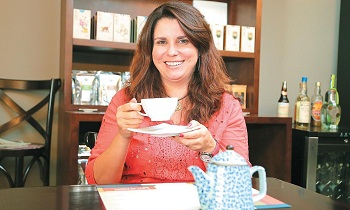Adriana Beltrame, proprietária do Le Calmon Café e Livraria: 'Uma boa experiência com chá envolve algumas etapas: a qualidade dos ingredientes, a preparação adequada e também a apresentação' (Vinícius Santa Rosa/Encontro/D.A Press)