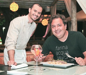 Lui Veronese(esq) e Gil Guimarães, dono do Baco: ele foi o primeiro a provar o atum  (Vinícius Santa Rosa/Encontro/D.A Press)