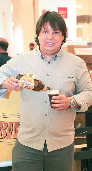 O goiano Alberto Nascimento produz a cerve-ja Colombina-Esse é um mercado no qual as pessoas aprendem a transformar paixão em negócio (Vinicius Santa Rosa/Encontro/D.A Press)