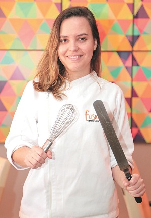 Chef de sobremesas Juliana Paraíso, do res-taurante Fusion: ela criou uma cozinha se-parada só para cuidar pessoalmente dos doces (Vinicius Santa Rosa/Encontro/D.A Press)