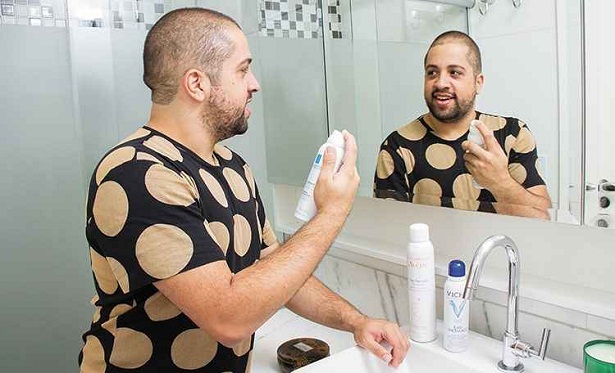 O relaes pblicas Phillip Martins usa o produto como opo para aliviar a pele no ps-barba. No abro mo nem mesmo quando viajo (Roberto Rocha/Encontro)
