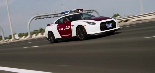 Em vídeo divulgado no YouTube, o departamento de polícia de Abu Dhabi mostra seu potencial, inclusive suas supermáquinas, que são usadas em perseguições  (Youtube/Reprodução)