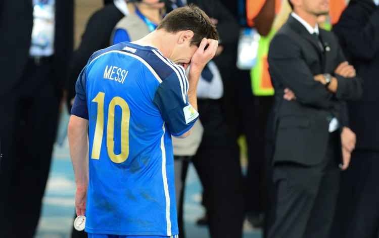 O craque argentino Lionel Messi diz que está se recuperando da lesão no joelho pacientemente, e que só volta a jogar quando estiver 100%  ((foto: Marcello Casal Jr/Agência Brasil/Divulgação))
