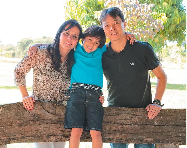 Laura Maeda com o marido, Edson, e o filho Gabriel, de 7 anos: 'Educação é o melhor presente que podemos dar aos filhos, é investimento na formação da criança, e não um gasto' (Vinicius Santa Rosa/Encontro/D.A Press)