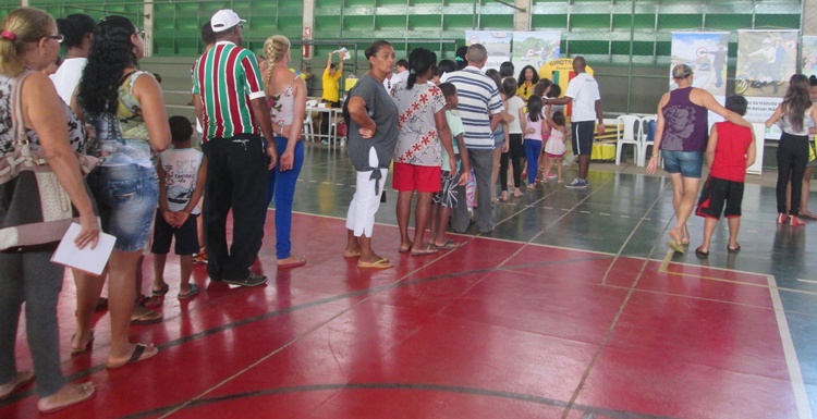 Pais e filhos aproveitaram os servios oferecidos no evento Vencendo o jogo juntos (Foto: Bruna Rezende/Jovem Reprter)