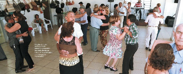 O salão do baile do Guará tem presença garantida: por meio da dança e de outras atividades, a socialização é garantida (Vinicius Santa Rosa/Encontro/D.A Press)