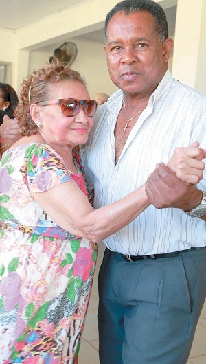Modesta Fernandes. de 82 anos, se produz para o baile: a costureira escapa do trabalho e dança duas músicas (Vinicius Santa Rosa/Encontro/D.A Press)