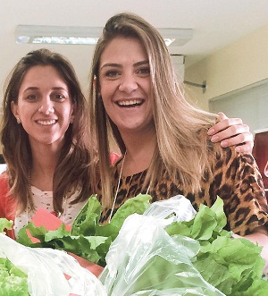 Paula Rodrigues e Thgrid Rocha, da Qualifi-ca Alimentos, criaram aplicativo premiado: o Horta na Porta comea a funcionar em dezembro (Divulgao)
