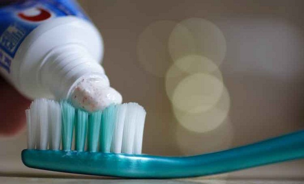 O triclosan  muito usado em pasta de dente, devido ao seu efeito bactericida. Porm, ser que pode causar cncer, como divulgou a agncia Bloomberg?  (Wikimedia/Reproduo)