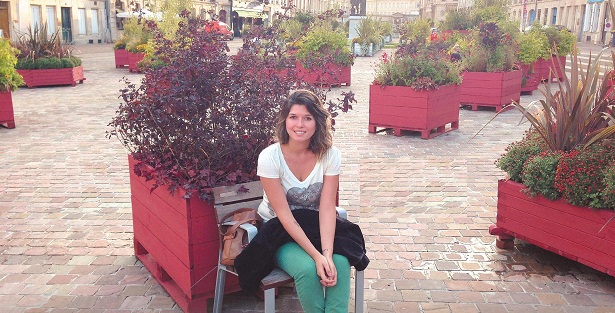 Jessica Dias nunca tinha viajado para fora do Brasil quando foi morar em Caen, na França: 'Conheci pessoas do mundo inteiro' (Arquivo Pessoal/Reprodução)