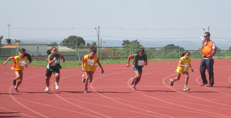 Alunas participam de competio de atletismo (Bruna Rezende/Jovem Reprter )