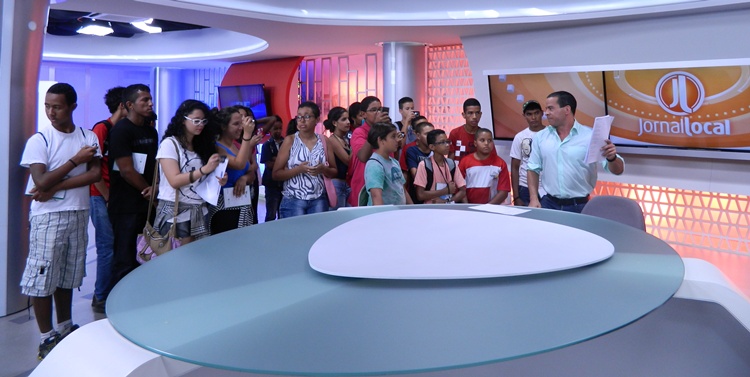 Apresentador Fred Linhares mostrou aos jovens o funcionamento dos estdios da TV Braslia (Foto: Camila de Magalhes/FAC/D.A Press)