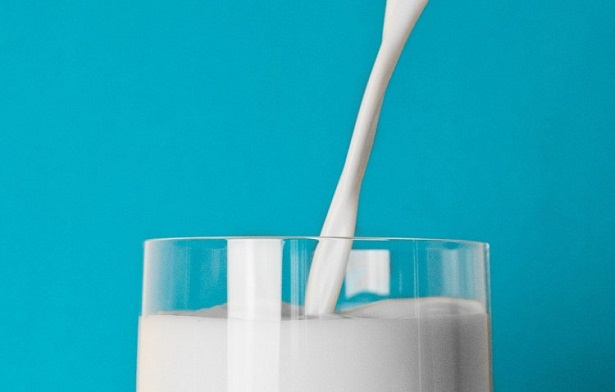 Segundo a médica, beber apenas um copo de leite (300 ml) por dia não é suficiente para prover o nível de cálcio necessário para se prevenir a osteoporose  (Pixabay)