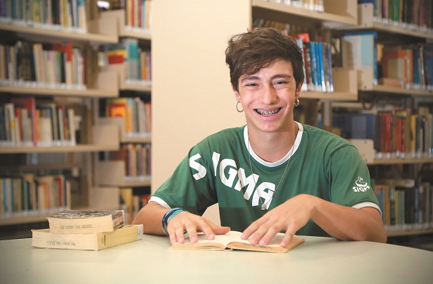 'Adoro ler notícias, até as de economia', diz Rafael Czepak, que tem uma das melhores notas de redação entre os alunos do colégio Sigma (Vinícius Santa Rosa/Encontro/DA Press)