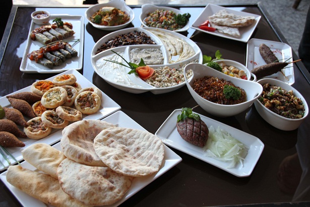 Um mix dos pratos servidos no buffet:kibe, esfihas, falafel, homus, kafta, entre outros (Divulgação)