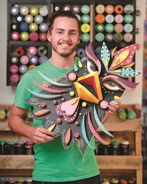 O artista Thales Fernando, o Pomb, extrapola as criações do grafite: máscaras de madeira são algumas das obras de suas exposições (Raimundo Sampaio/Encontro/DA Press)