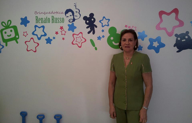 Carminha Manfredini, madrinha da ONG e mãe do saudoso músico Renato Russo, portador do HIV. Carminha é uma das importantes entusiastas do projeto Brinquedoteca Renato Russo (Divulgação)