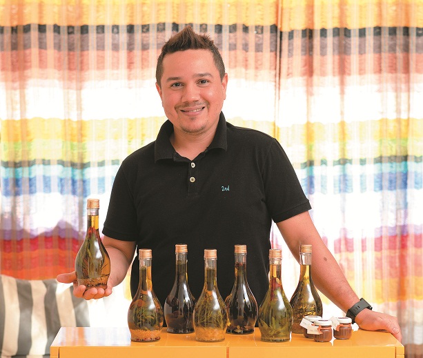 Izac Noleto, da empresa Dona Osmá, faz azeites aromatizados com ervas e especiarias: o hobby virou negócio (Raimundo Sampaio/Encontro/DA Press)