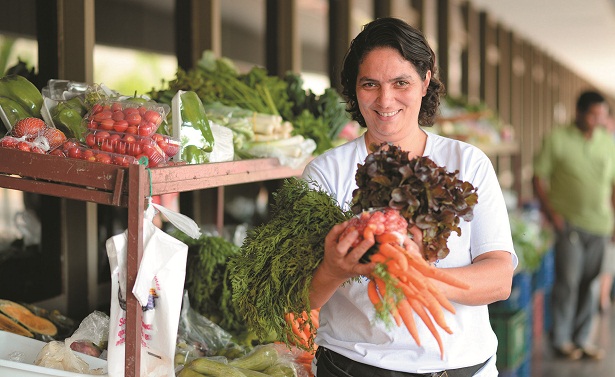 Produtora rural, Luciana de Oliveira vende seus produtos na feira localizada no anexo do Palácio do Planalto: produção iniciada ano passado (Raimundo Sampaio/Encontro/DA Press)