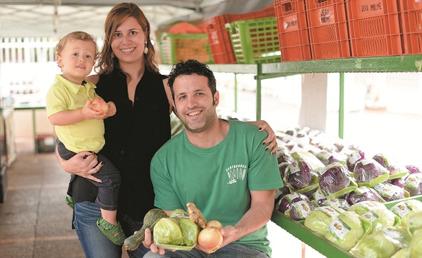 O casal Gabriela Albuquerque e Igor Marmo, com o filho Sávio, costumam comprar produtos orgânicos na 315 norte: alimentos saudáveis no cardápio (Raimundo Sampaio/Encontro/DA Press)