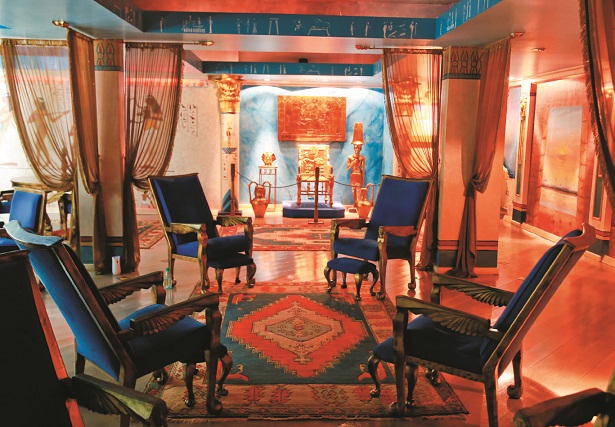 Na Sala Egípcia, é possível ficar confortavelmente e experimentar os móveis: a ideia é que o visitante passe bastante tempo por ali (Vinicius Santa Rosa/Encontro/DA Press)