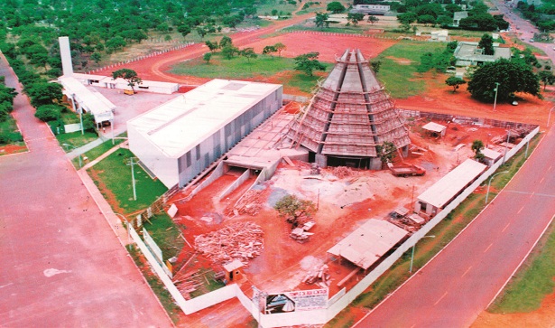 Imagens da construção do templo em 1987: hoje, a pirâmide é um dos pontos turísticos mais visitados de Brasília  (Vinicius Santa Rosa/Encontro/DA Press)