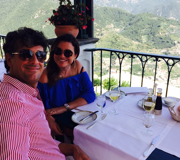 O casal no Rossellinis Restaurant, em Ravelo (Arquivo pessoal/Reproduo)