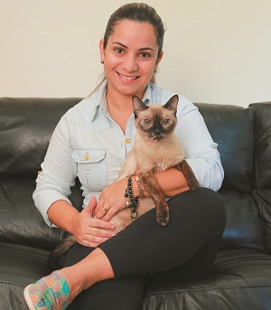 Raquel Moura, com a gatinha Maria Bonita, que tem 16 anos e fez tratamento de reiki e cromoterapia para lidar com o estresse (Vinicius Santa Rosa/Encontro/DA Press)