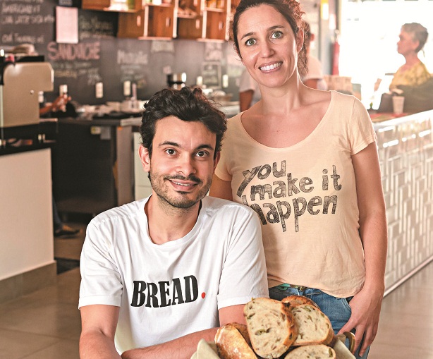Fabrício Campos, com Mariela Sztrum, da padaria Dylan Bakery, na 315 sul: 'É o que você encontraria em qualquer café de Sidney, com algumas adaptações' (Raimundo Sampaio/Encontro/DA Press)