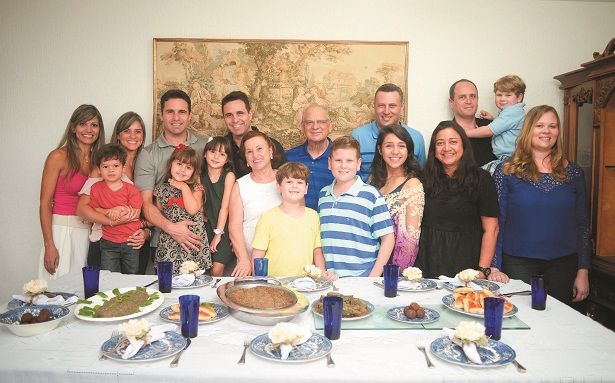 O casal Maria da Penha Miziara (de branco, ao centro) e Pedro Felix Filho (azul, ao centro): tradições preservadas nos almoços de família (Vinicius Santa Rosa/Encontro/DA Press)