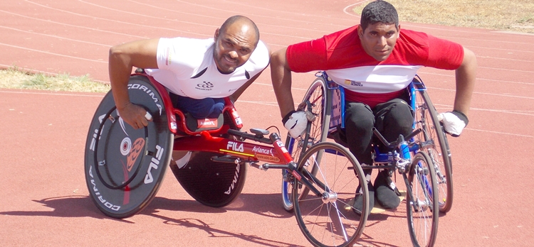 Ariosvaldo da Silva, Parr, e Wellington Barreto treinam atletismo em cadeira de rodas no Centro Olmpico e Paralmpico de Ceilndia (Camila de Magalhes/FAC/D.A Press)