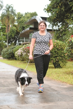 Nicho de mercado: passeadora de  
cães, a estudante Ananda Lima
Hassan é contratada por pessoas 
que não têm tempo para dar 
atenção a seus bichinhos (Raimundo Sampaio/Encontro/D.A Press)