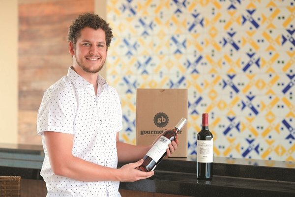 'A grande sacada é mudar o nosso jeito de consumir' , diz Victor Paruker, assinante do clube de vinhos Gourmet Butler (Raimundo Sampaio/Encontro/D.A Press)