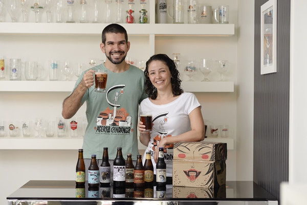 Vinícius Madela e Vanessa Cordeiro integram o clube de assinaturas de cerveja Ohmybeer: 'É como um presente mensal para nós mesmos', diz ela (Raimundo Sampaio/Encontro/D.A Press)
