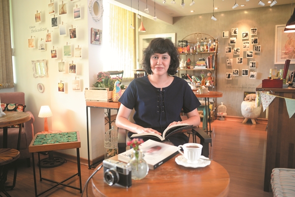 Raquel Pellicano é sócia do Quintal f/508, espaço para quem se interessa por fotografia e gosta 
de um bom café: propostas variadas (Raimundo Sampaio/Encontro/D.A Press)