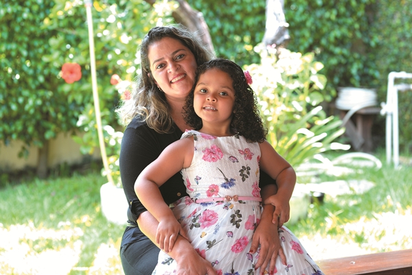 Luciana Capistrano conta que a filha, Maria Fernanda, já teve alergia a inúmeros tipos de alimento, mas se curou com o tempo: 'Hoje ela come de tudo' (Raimundo Sampaio/Encontro/D.A Press)