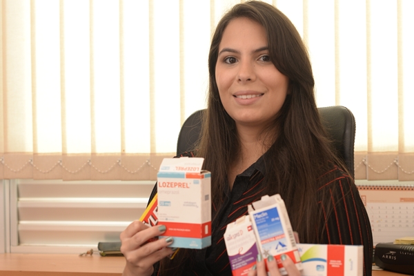 Liliane Cristina Santos tem diferentes tipos de alergia: carrega na bolsa uma lista de
mais de 25  nomes de medicamentos proibidos
 (Raimundo Sampaio/Encontro/D.A Press)