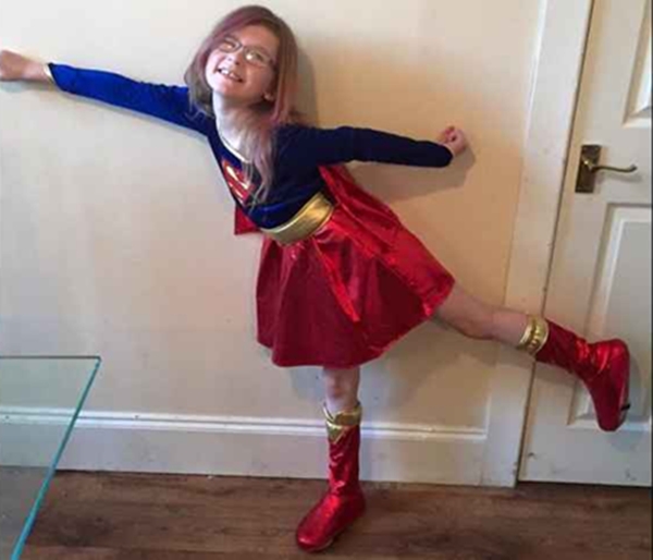 Com apenas 7 anos, a inglesa Olivia Farnsworth possui uma condição genética rara, que a deixa sem sentir medo, dor, fome ou sono (Divulgação)
