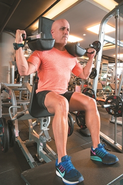 Triatleta, Leonardo Rodrigues, 
de 40 anos, vê outras vantagens
 em malhar os glúteos: 'Faz com 
que as demais musculaturas ajam 
com maior potência' (Pedro Nicoli)