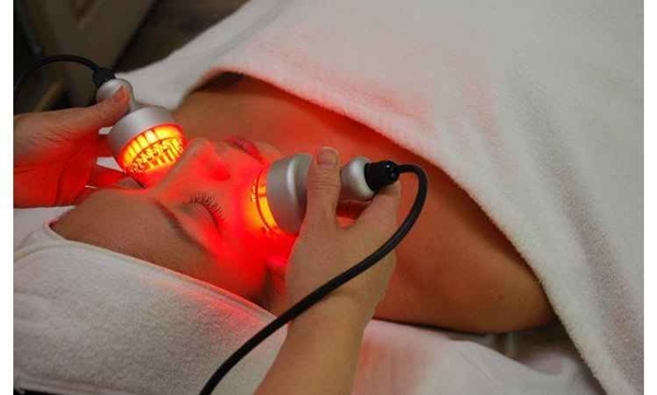 O uso do LED que emite luz vermelha serve para estimular a pele, fazendo com que as células gerem mais energia e se reproduzam (Ntcsc.wordpress.com/Reprodução)
