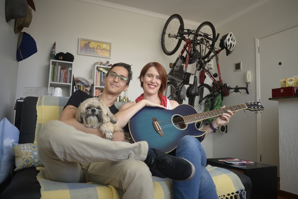 O casal Henrique Uchoa e Camila Altavini optou por alugar- e não comprar- o primeiro apartamento: 'Precisávamos do nosso espaço' (Raimundo Sampaio / Encontro / DA Press)
