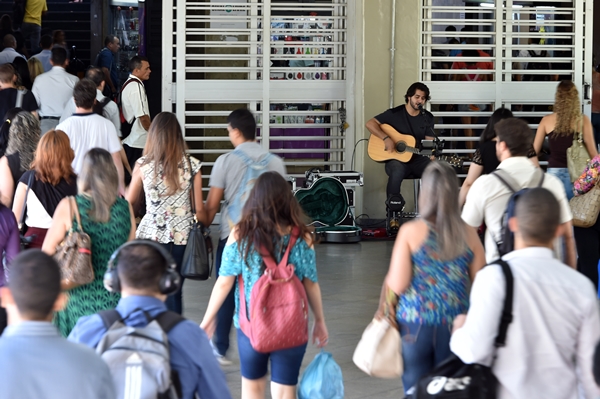 O cantor Phillip Sales, de 25 anos, toca na Estação Central do Metrô, na Rodoviária do Plano Piloto (Andre Borges/Agência Brasília)