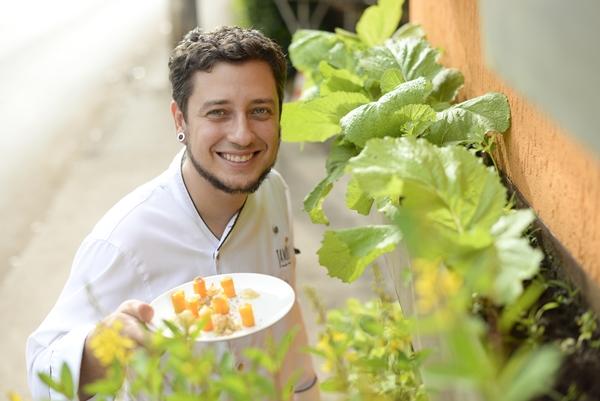 Da horta para o prato: no canteiro lateral do restaurante Jambu, o chef Leandro Nunes tem exemplares de plantas como mostarda, vinagreira roxa, agrião e poejo (Raimundo Sampaio/Encontro/D.A Press)