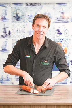 O holandês Raymond Graumans 
perpetua as receitas da família 
em mais de 20 produtos de
charcutaria, incluindo o salsichão: 
mais de 1.500 kg vendidos por 
mês (Raimundo Sampaio/Encontro/DA Press)