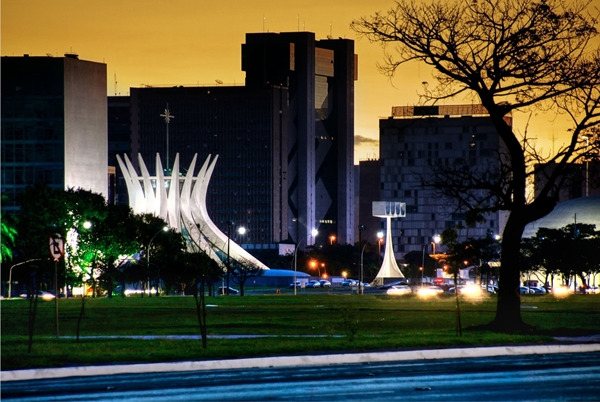 'Flor Branca - No meio das construções de Brasília, a Catedral aparece como uma grande flor branca aberta ao fim de mais uma bela tarde na cidade' (Edu Vergara/Reprodução)