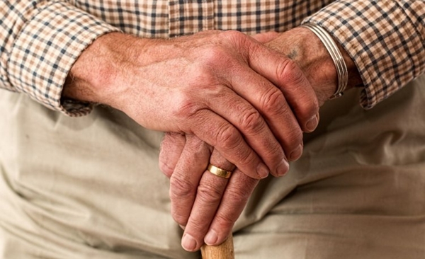 Segundo o mdico, nem todo tremor  causado pelo Mal de Parkinson. Alm disso, remdios ou mesmo cirurgia podem ajudar a reduzir os sintomas da doena (Reproduo/Pixabay)