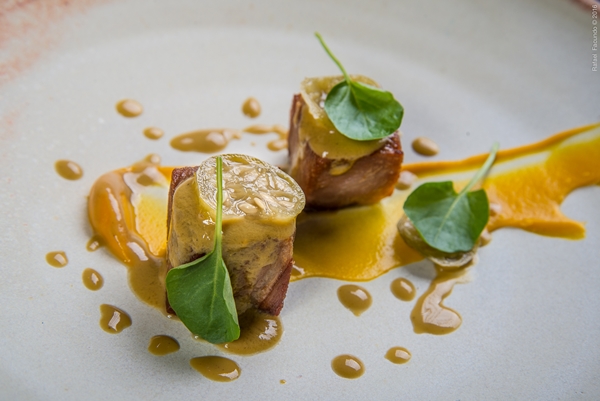 Pescoço de porco com molho de taperebá, purê de tangerina e picles de maxixe; (Facundo Fotografia)