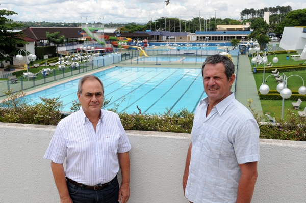 O presidente Nelson Vieira e o vice-presidente José Augusto, em frente a uma das piscinas da AABB-DF: novos sócios são bem-vindos (Minervino Júnior/Encontro/DA Press)
