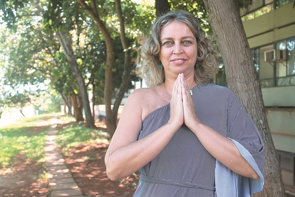 Isabela Ribeiro Lessa, mais conhecida como Farah, é coordenadora de ioga da Secretaria de Saúde do DF: 'Qualquer pessoa pode ter acesso, inclusive se for de fora do DF e passar por aqui' (Glauciene Lara/Esp.Encontro/DA Press)